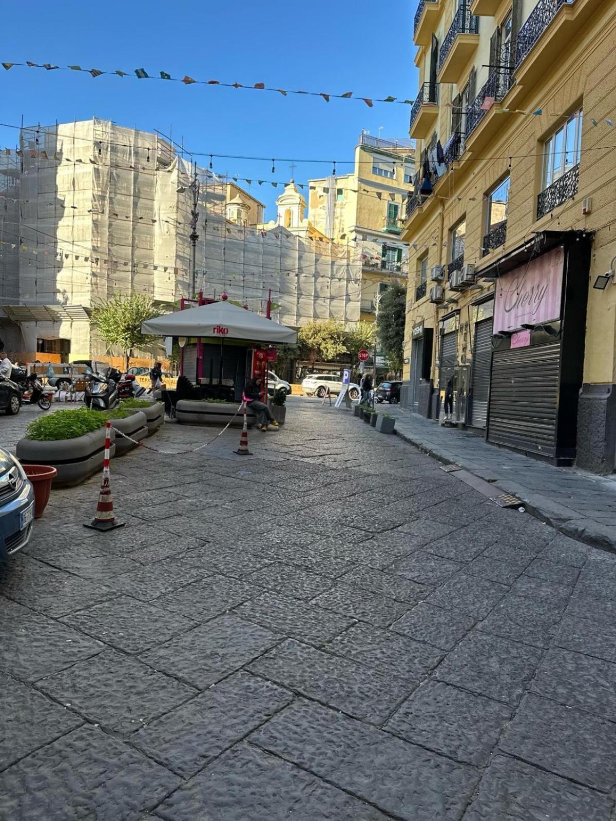 Alesuite Napoli Bagian luar foto